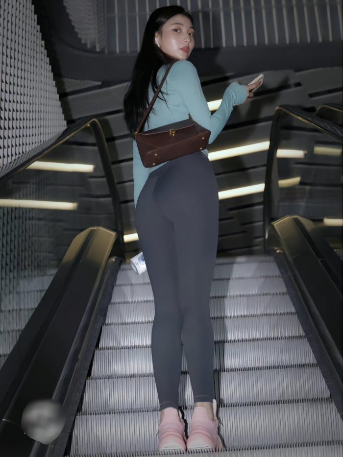 晚上逛商场的瑜伽裤漂亮女孩J2244 225P2V-15.1GB-草莓街拍