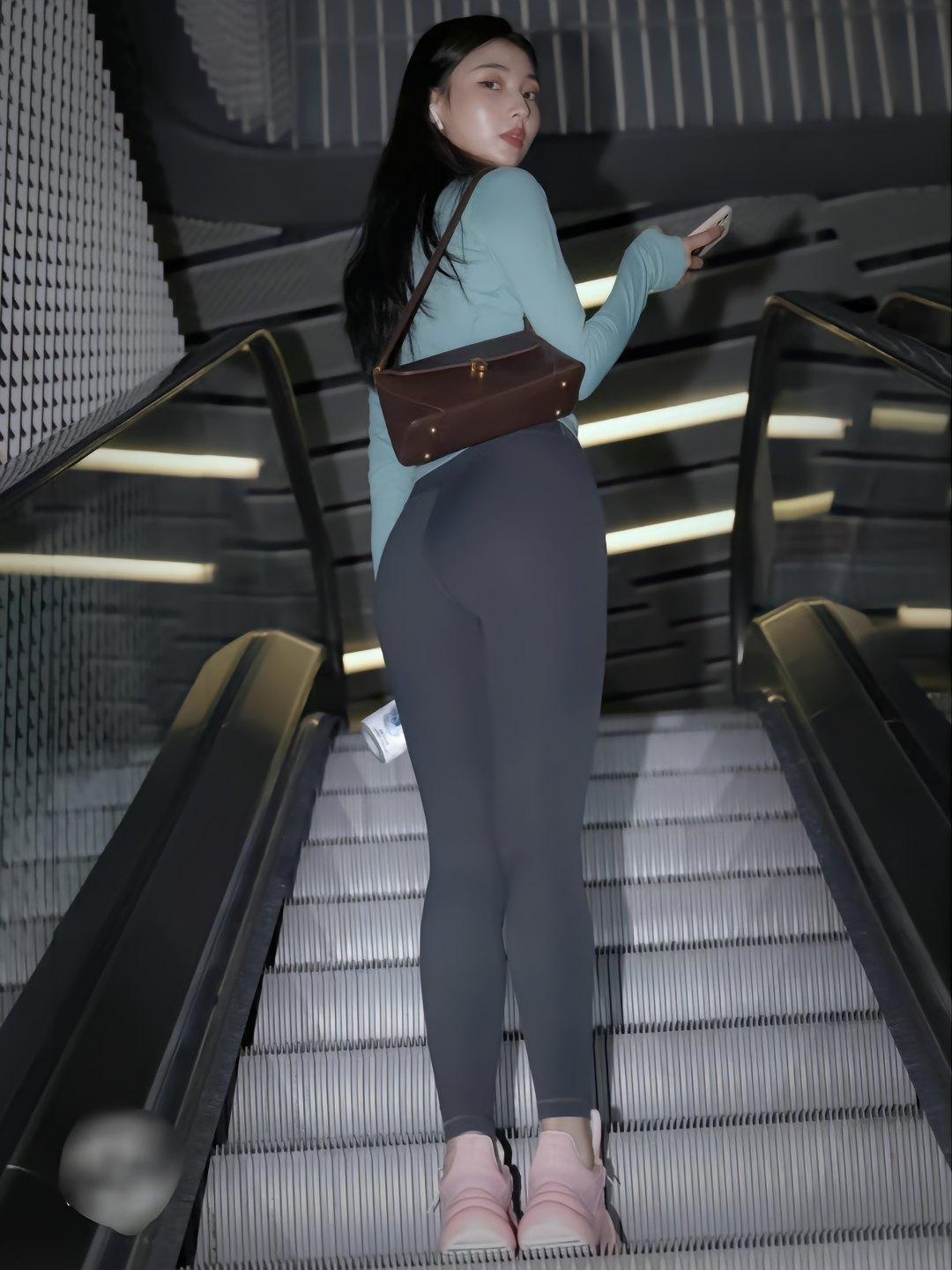 图片[1]-晚上逛商场的瑜伽裤漂亮女孩J2244 225P2V-15.1GB-草莓街拍