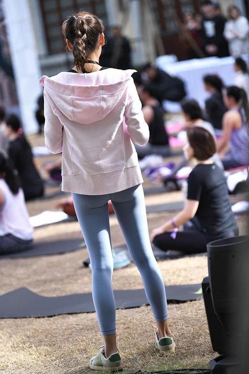 图片[2]-在广场看热闹的瑜伽裤女人-草莓街拍