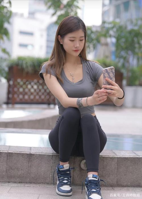 有小虎牙非常甜美的瑜伽裤女孩-草莓街拍