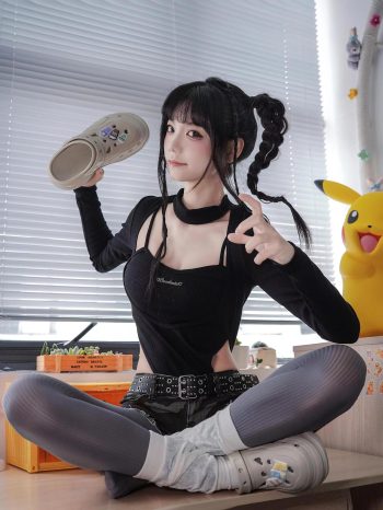 图片[10]-牛仔热裤+灰丝姑娘玩自拍-草莓街拍