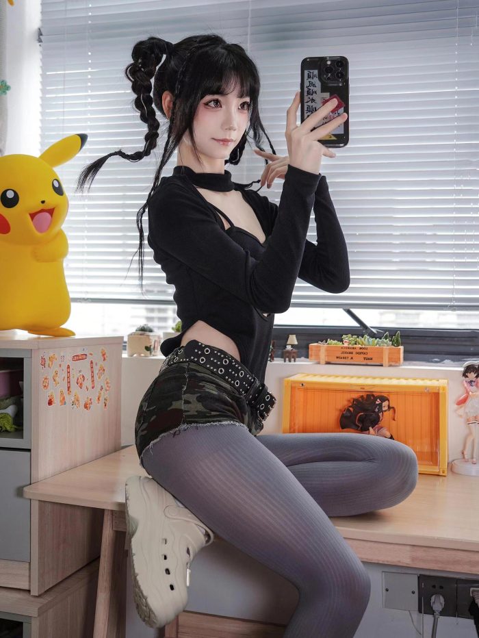 牛仔热裤+灰丝姑娘玩自拍-草莓街拍