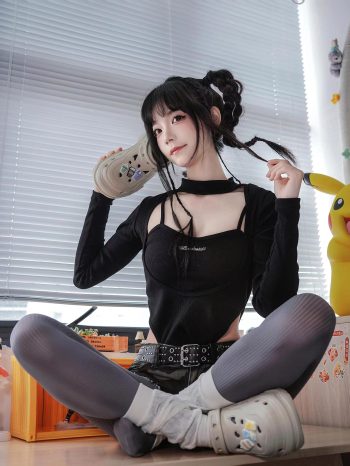 图片[5]-牛仔热裤+灰丝姑娘玩自拍-草莓街拍