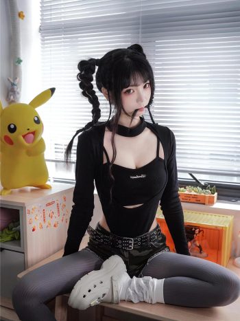 图片[4]-牛仔热裤+灰丝姑娘玩自拍-草莓街拍