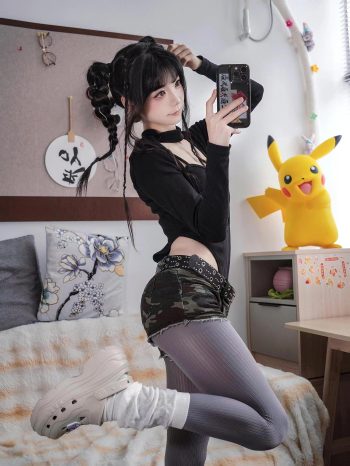 图片[2]-牛仔热裤+灰丝姑娘玩自拍-草莓街拍