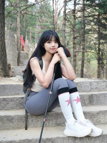 图片[1]-爱爬山的瑜伽裤MM，太甜美了！~-草莓街拍