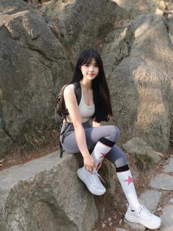 图片[7]-爱爬山的瑜伽裤MM，太甜美了！~-草莓街拍
