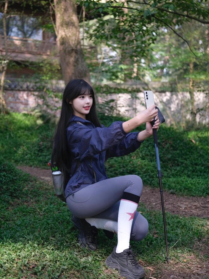 爱爬山的瑜伽裤MM，太甜美了！~-草莓街拍