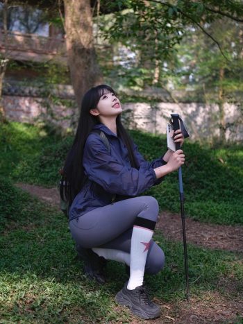 图片[3]-爱爬山的瑜伽裤MM，太甜美了！~-草莓街拍