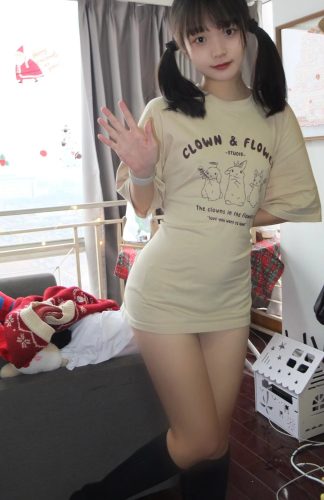图片[9]-网格丝袜的清纯双马尾小姑娘-草莓街拍