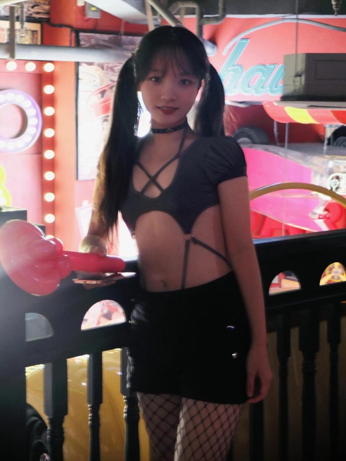网格丝袜的清纯双马尾小姑娘-草莓街拍