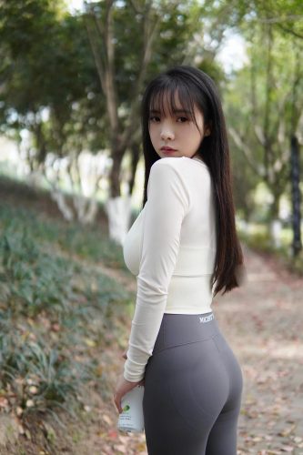 图片[9]-穿瑜伽裤爬山的长发少女-草莓街拍