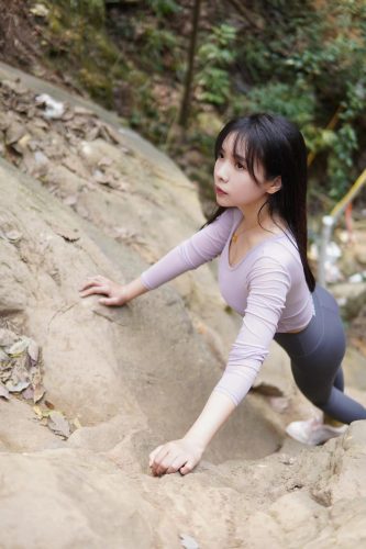 图片[8]-穿瑜伽裤爬山的长发少女-草莓街拍