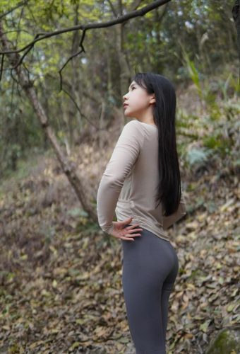 图片[5]-穿瑜伽裤爬山的长发少女-草莓街拍
