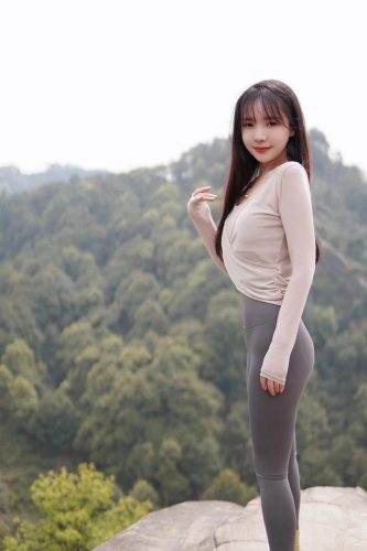 图片[3]-穿瑜伽裤爬山的长发少女-草莓街拍