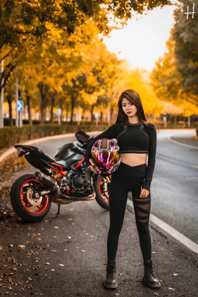 骑摩托车的瑜伽裤美女身材太好了！-草莓街拍