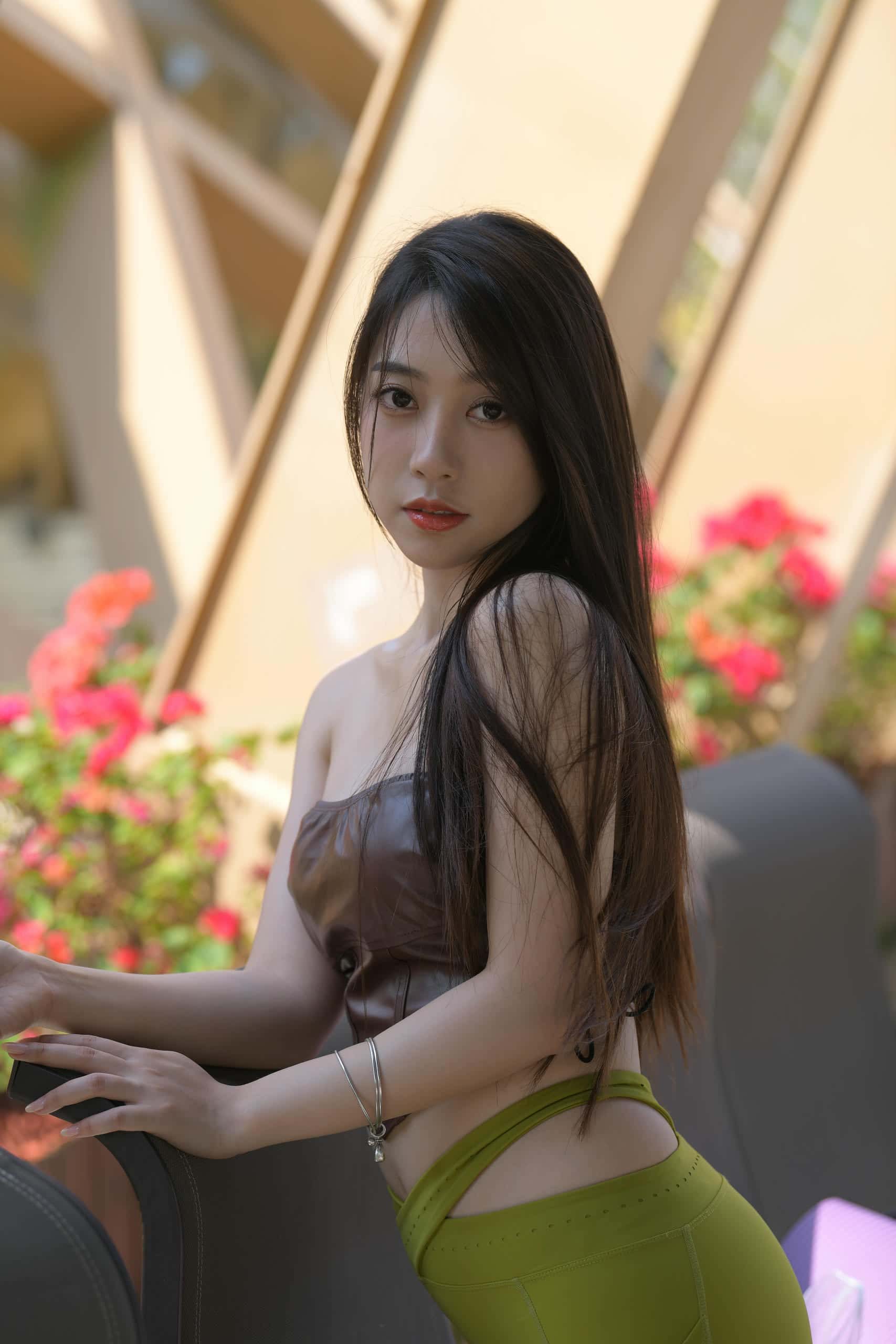 图片[6]-穿草绿色瑜伽裤的姑娘【P213】-草莓街拍